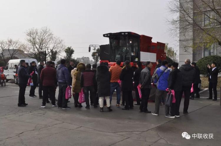 ZHENGZHOU ZHONGLIAN PEANUT HARVESTER APPEARED ON THE FIRST PEANUT PLANTING INDUSTRY ECOLOGICAL SUMMIT(图3)